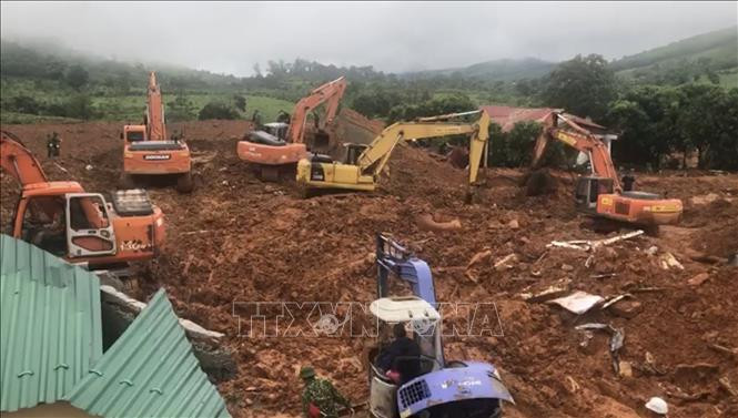Lực lượng cứu hộ đã tìm thấy toàn bộ 22 thi thể cán bộ, chiến sĩ bị vùi lấp. Ảnh: TTXVN/phát Sạt lở đất ở Hướng Hóa - Quảng Trị: Đã tìm thấy được tất cả 22 thi thể cán bộ, chiến sĩ ảnh 2