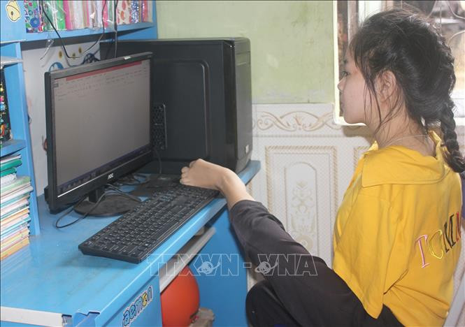 Y Julie sử dụng thành thạo máy tính bằng đôi chân. Ảnh: Khoa Chương – TTXVN Y Julie – Cô gái cụt 2 tay bước chân vào đại học ảnh 3