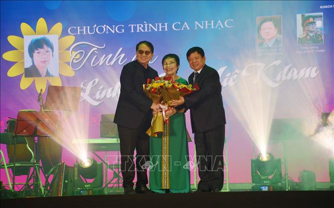 Nhạc sĩ Đức Trịnh và nhạc sĩ Đỗ Hồng Quân tặng hoa chúc mừng nhạc sĩ Linh Nga Niê Kdăm. Ảnh: Hoài Thu – TTXVN Nồng nàn tình ca Linh Nga Niê Kdăm ảnh 1