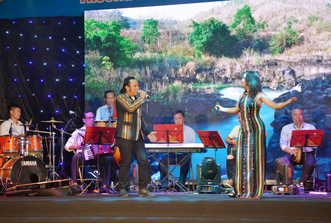 NSƯT Y Joel và ca sĩ H’Lueng trình bày ca khúc “Tình ca Cao nguyên”, sáng tác Nhạc sĩ Linh Nga Niê Kdăm. Ảnh: Hoài Thu – TTXVN Nồng nàn tình ca Linh Nga Niê Kdăm ảnh 5