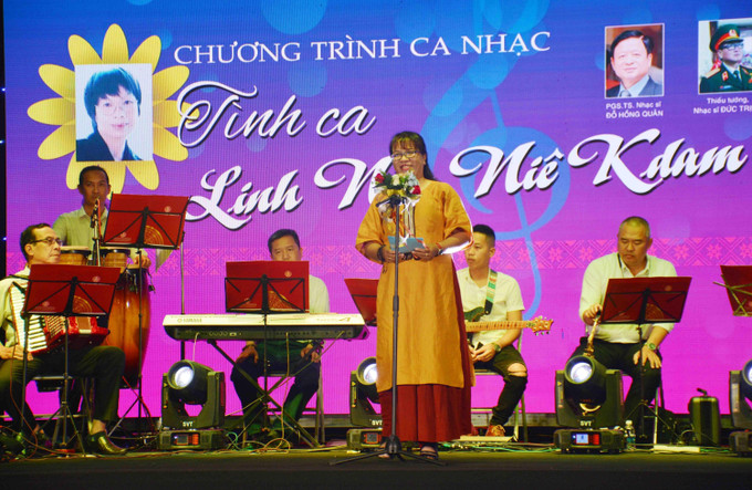 Chủ tịch Hội Văn học Nghệ thuật tỉnh Đắk Lắk Niê Thanh Mai hát biểu khai mạc chương trình. Ảnh: Hoài Thu – TTXVN Nồng nàn tình ca Linh Nga Niê Kdăm ảnh 2