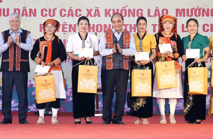 Chủ tịch nước Nguyễn Xuân Phúc dự Ngày hội Đại đoàn kết toàn dân tộc tại Phong Thổ, Lai Châu ảnh 4