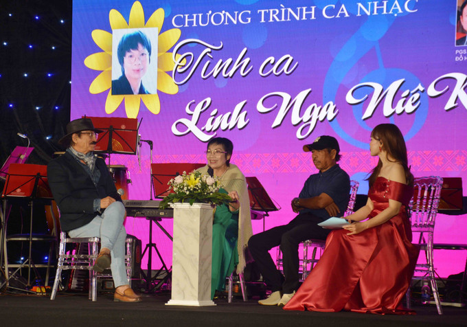 Nhạc sĩ Linh Nga Niê Kdăm, nhạc sĩ Nguyễn Cường, nhạc sĩ Y Phôn Ksơr giao lưu tại chương trình. Ảnh: Hoài Thu – TTXVN Nồng nàn tình ca Linh Nga Niê Kdăm ảnh 3