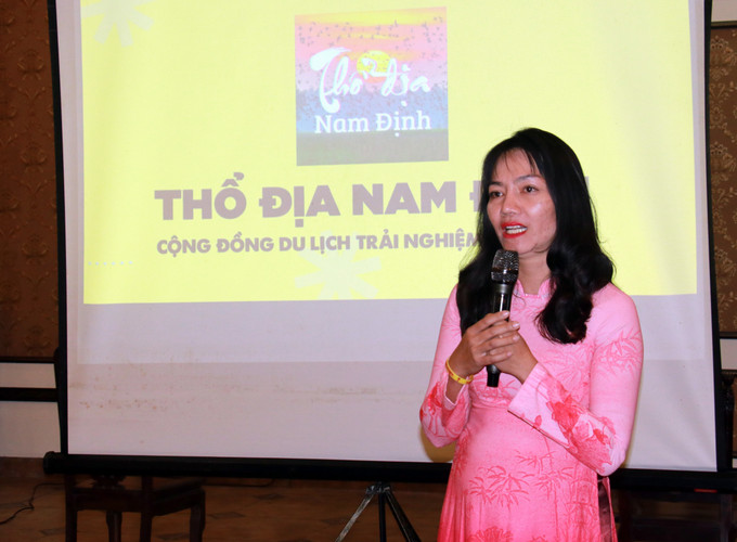 Bà Bùi Thị Nhàn, Giám đốc Công ty cổ phần tư vấn đầu tư Ecohost giới thiệu bộ sản phẩm du lịch. Ảnh: Nguyễn Lành - TTXVN Ra mắt bộ sản phẩm du lịch Khám phá Nam Định ảnh 2