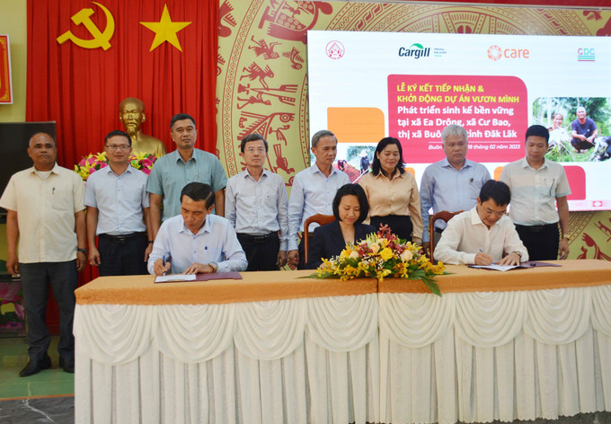 Lễ ký kết tiếp nhận và khởi động dự án “Vươn mình - Phát triển sinh kế bền vững”. Ảnh: Hoài Thu – TTXVN Tạo sinh kế bền vững cho 4.000 phụ nữ và đồng bào dân tộc thiểu số ở Buôn Hồ ảnh 1