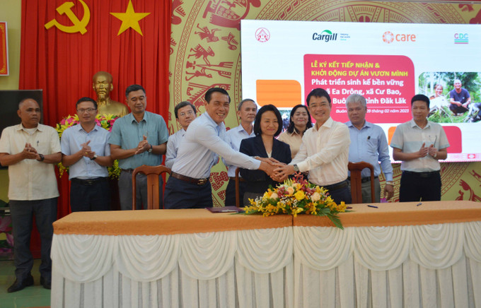 Lễ ký kết tiếp nhận và khởi động dự án “Vươn mình - Phát triển sinh kế bền vững”. Ảnh: Hoài Thu – TTXVN Tạo sinh kế bền vững cho 4.000 phụ nữ và đồng bào dân tộc thiểu số ở Buôn Hồ ảnh 2