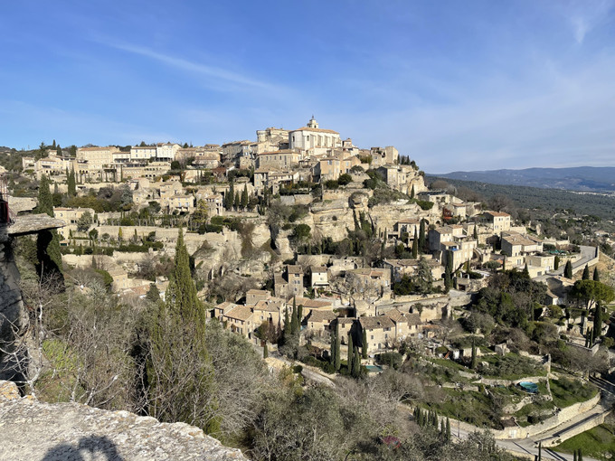 Làng cổ Gordes với những ngôi nhà xây bằng đá hộc nằm liền kề nhau, nhấp nhô theo độ dốc của sườn núi. Ảnh: Thu Hà - TTXVN Làng cổ Gordes (Pháp) vươn lên từ sỏi đá ảnh 1