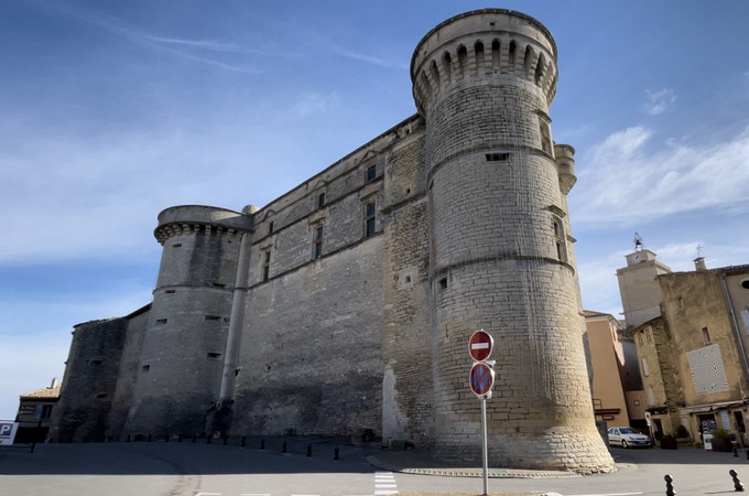 Lâu đài Gordes, xây dựng từ thế kỷ thứ 10, hiện được sử dụng như một bảo tàng lịch sử của làng và là không gian văn hóa, nơi thường xuyên diễn ra các cuộc triển lãm mỹ thuật. Ảnh: Thu Hà - TTXVN Làng cổ Gordes (Pháp) vươn lên từ sỏi đá ảnh 7