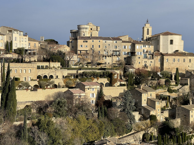 Làng cổ Gordes với những ngôi nhà xây bằng đá hộc nằm liền kề nhau, nhấp nhô theo độ dốc của sườn núi. Ảnh: Thu Hà - TTXVN Làng cổ Gordes (Pháp) vươn lên từ sỏi đá ảnh 5