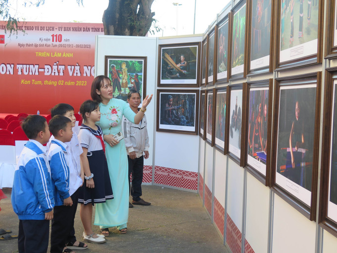 Trẻ em, thiếu nhi xem triển lãm. Ảnh: Dư Toán – TTXVN. Khai mạc Triển lãm ảnh “Kon Tum – Đất và Người” ảnh 2