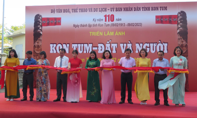 Các đại biểu cắt băng khai mạc triển lãm. Ảnh: Dư Toán – TTXVN Khai mạc Triển lãm ảnh “Kon Tum – Đất và Người” ảnh 1