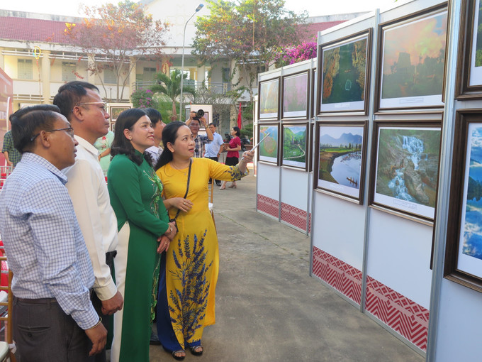 Các đại biểu tham quan ảnh được trưng bày tại triển lãm. Ảnh: Dư Toán – TTXVN Khai mạc Triển lãm ảnh “Kon Tum – Đất và Người” ảnh 3