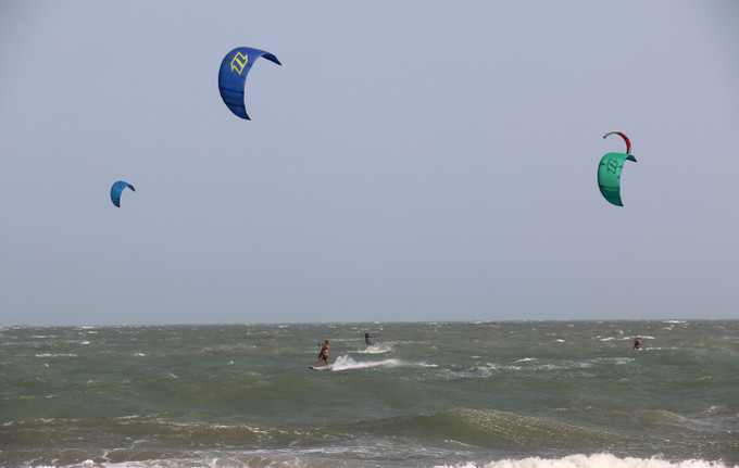 Biển Mũi Né (thành phố Phan Thiết, tỉnh Bình Thuận) luôn có gió mạnh và những con sóng lớn phù hợp chơi thể thao mạo hiểm trên biển, đặt biệt là lướt ván diều, nên thu hút rất đông du khách quốc tế yêu thích bộ môn này. Theo đánh giá của chuyên gia và các vận động viên, Mũi Né là một trong những bãi biển tốt nhất của châu Á cho môn thể thao này. Ảnh: Nguyễn Thanh - TTXVN Khách quốc tế đến Việt Nam đạt mốc gần 9 triệu lượt ảnh 1