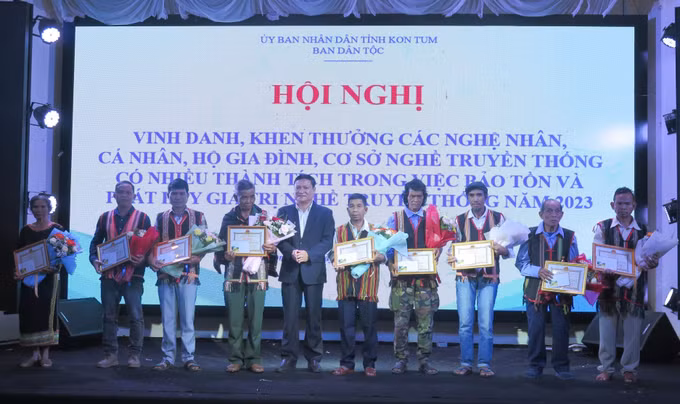 Kon Tum vinh danh các nghệ nhân bảo tồn và phát huy nghề truyền thống ảnh 2