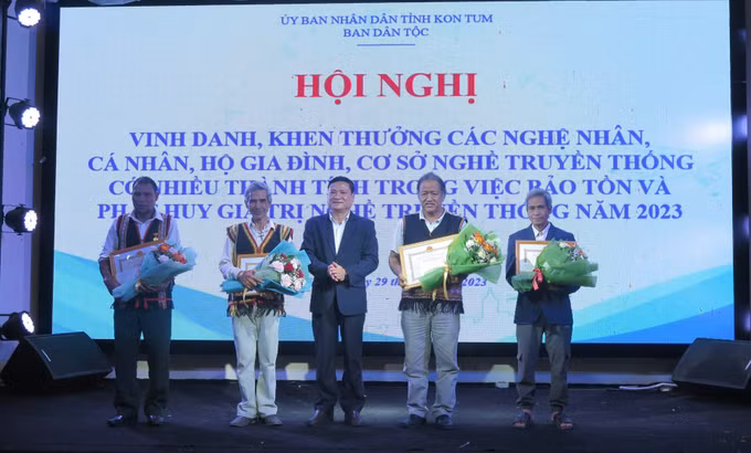 Kon Tum vinh danh các nghệ nhân bảo tồn và phát huy nghề truyền thống ảnh 1