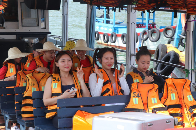 Du khách Hàn Quốc lựa chọn tuyến đi ra các đảo ở Nha Trang. Ảnh: Đặng Tuấn – TTXVN Việt Nam là điểm đến yêu thích của người Hàn Quốc trong dịp nghỉ lễ Trung Thu ảnh 3