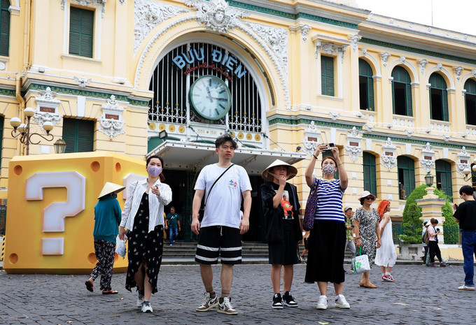 Du khách Hàn Quốc tham quan Bưu điện Trung tâm Thành phố Hồ Chí Minh. Ảnh: Hồng Đạt - TTXVN Việt Nam là điểm đến yêu thích của người Hàn Quốc trong dịp nghỉ lễ Trung Thu ảnh 2