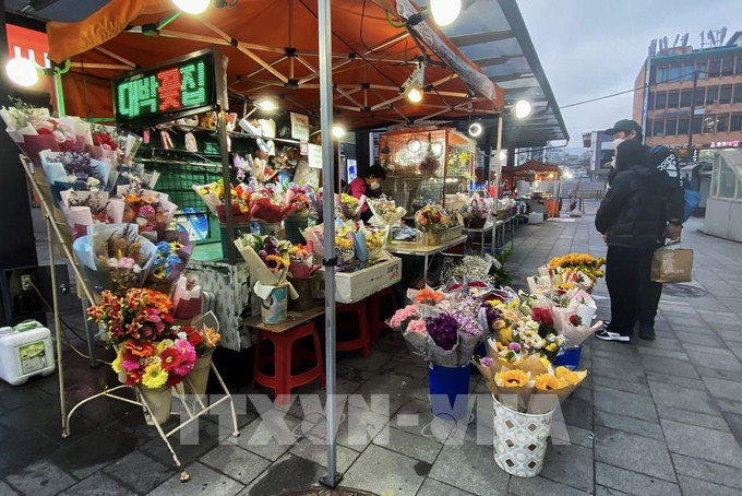 Một cửa hàng hoa tươi ở quận Jongno, Trung tâm Seoul. Ảnh: Anh Nguyên - PV TTXVN tại Hàn Quốc Nét độc đáo những ngày lễ tình nhân ở Hàn Quốc ảnh 1