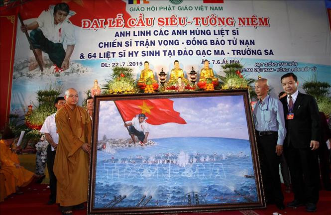 Bức tranh “Gạc Ma – Vòng tròn bất tử” được bán đấu giá để tặng cho Bảo tàng Quân sự Việt Nam. Ảnh: Thanh Vũ – TTXVN Linh thiêng Gạc Ma! ảnh 3