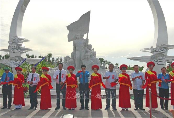 Lễ khánh thành Khu Tưởng niệm chiến sĩ Gạc Ma, ngày 15/7/2017, tại xã Cam Hải Đông, huyện Cam Lâm (tỉnh Khánh Hòa) nhằm ghi công và tri ân 64 chiến sĩ hải quân nhân dân đã hy sinh trong cuộc chiến đấu bảo vệ chủ quyền biển đảo Tổ quốc ở đá Gạc Ma ngày 14/3/1988. Ảnh: Nguyên Lý – TTXVN Linh thiêng Gạc Ma! ảnh 1