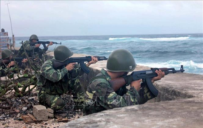 Các thế hệ chiến sĩ Trường Sa ngày đêm nâng cao cảnh giác, huấn luyện sẵn sàng chiến đấu, quyết tâm bảo vệ độc lập, chủ quyền biển đảo và toàn vẹn lãnh thổ thiêng liêng của Tổ quốc. Ảnh: Hoàng Hùng - TTXVN Linh thiêng Gạc Ma! ảnh 4