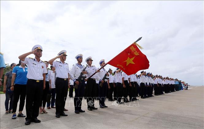Các thế hệ chiến sĩ Trường Sa ngày đêm nâng cao cảnh giác, huấn luyện sẵn sàng chiến đấu, quyết tâm bảo vệ độc lập, chủ quyền biển đảo và toàn vẹn lãnh thổ thiêng liêng của Tổ quốc. Ảnh: Danh Lam – TTXVN Linh thiêng Gạc Ma! ảnh 5
