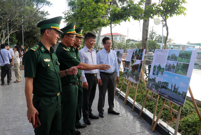 Các đại biểu xem ảnh tại triển lãm. Ảnh: Lê Huy Hải - TTXVN "Tự hào một dải biên cương" qua những bức ảnh đẹp ảnh 1