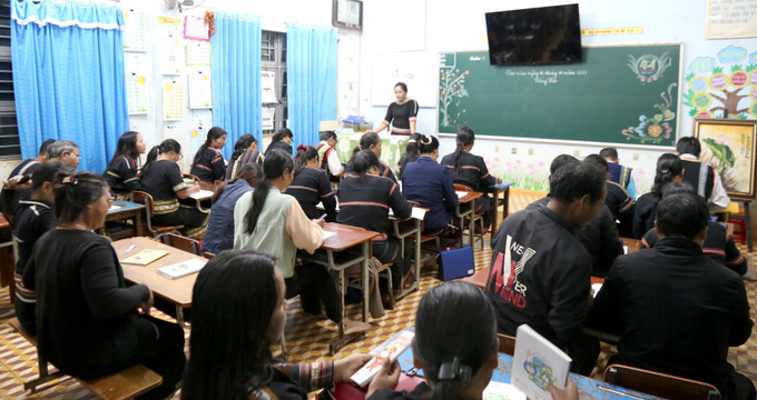 Lớp học xóa mù chữ cho đồng bào dân tộc thiểu số tại điểm trường Tiểu học Ngô Mây (xã Ia Dêr, huyện Ia Grai) vẫn sáng đèn vào mỗi tối trong tuần. Ảnh: Quang Thái- TTXVN Gia Lai: Lớp học đặc biệt cho học sinh tuổi trung niên ảnh 1