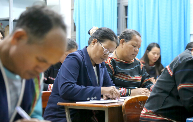 Dù mắt đã kém nhưng không ngăn được sự ham học của các học viên người dân tộc thiểu số. Ảnh: Quang Thái- TTXVN Gia Lai: Lớp học đặc biệt cho học sinh tuổi trung niên ảnh 4