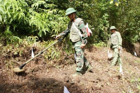 Công binh Bộ Chỉ huy quân sự tỉnh Hà Giang làm nhiệm vụ rà phá bom, mìn trên đỉnh Mã Tẻn. Ảnh: quankhu2.vn Ngày Thế giới phòng, chống bom mìn 4/4: Hà Giang tiến tới khắc phục hoàn toàn ảnh hưởng của bom mìn, vật liệu nổ ảnh 1