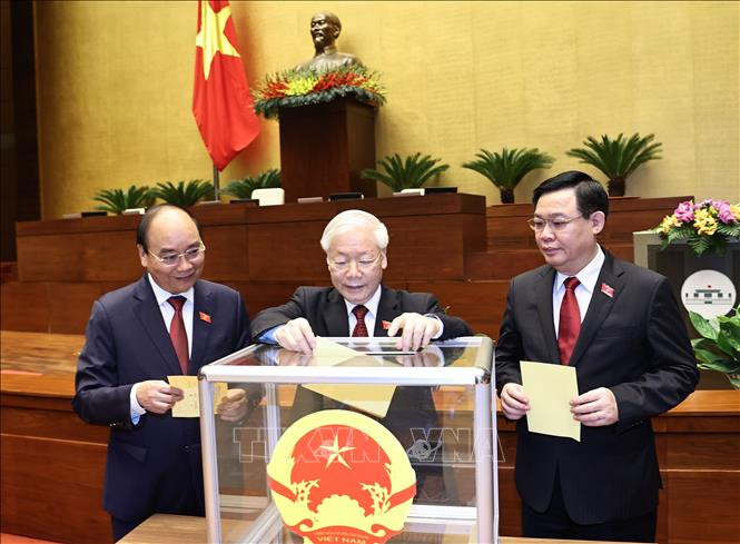 Tổng Bí thư Nguyễn Phú Trọng và các đồng chí lãnh đạo Đảng, Nhà nước bỏ phiếu. Ảnh: Trọng Đức - TTXVN Kỳ họp thứ 11, Quốc hội khóa XIV: Tiến hành quy trình bầu Chủ tịch nước và Thủ tướng Chính phủ ảnh 2