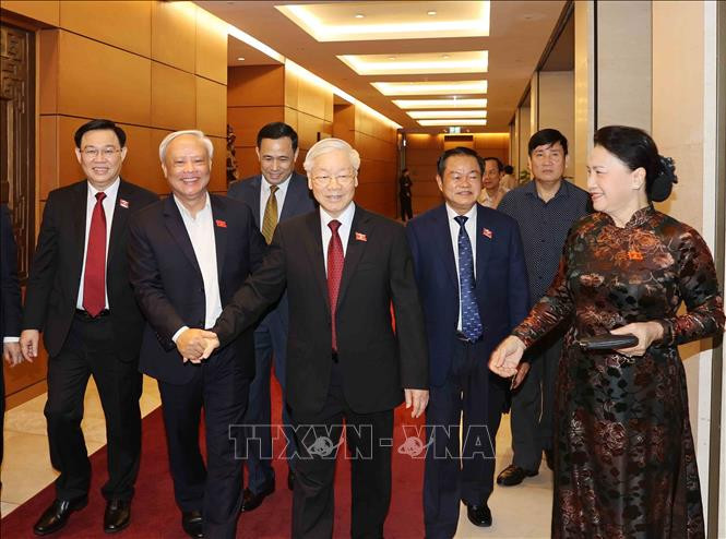Tổng Bí thư Nguyễn Phú Trọng và các đồng chí lãnh đạo Quốc hội dự phiên họp. Ảnh: Trí Dũng - TTXVN Kỳ họp thứ 11, Quốc hội khóa XIV: Tiến hành quy trình bầu Chủ tịch nước và Thủ tướng Chính phủ ảnh 1