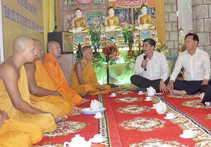 Đồng chí Y Vinh Tơr, Thứ trưởng, Phó chủ nhiệm Ủy ban Dân tộc chúc Tết cổ truyền Chôl Chnăm Thmây của đồng bào dân tộc Khmer. Ảnh: Thanh Sang – TTXVN Ủy ban Dân tộc chúc mừng Tết cổ Chôl Chnăm Thmây của đồng bào dân tộc Khmer An Giang ảnh 2