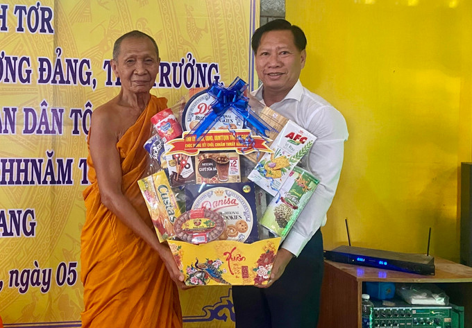 Phó chủ tịch UBND tỉnh An Giang Trần Anh Thư tặng quà cho các sư sãi nhân dịp Tết cổ truyền Chôl Chnăm Thmây. Ảnh: Thanh Sang - TTXVN Ủy ban Dân tộc chúc mừng Tết cổ Chôl Chnăm Thmây của đồng bào dân tộc Khmer An Giang ảnh 1