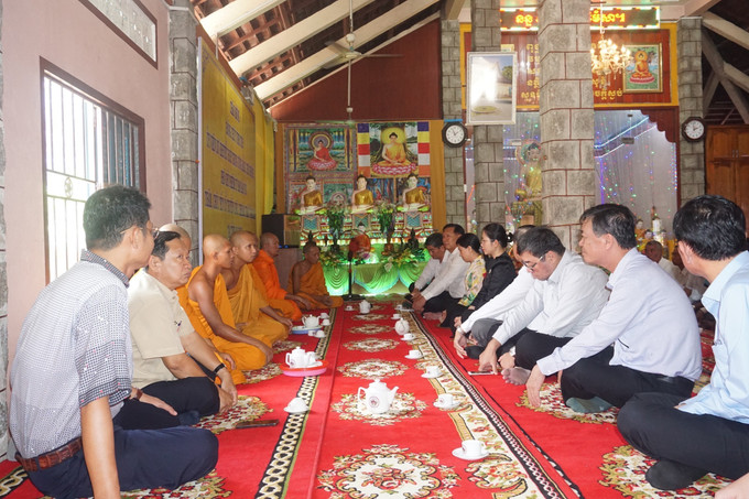 Đoàn công tác Ủy Ban Dân tộc chúc Tết cổ truyền Chôl Chnăm Thmây của đồng bào dân tộc Khmer tại An Giang. Ảnh: Thanh Sang - TTXVN Ủy ban Dân tộc chúc mừng Tết cổ Chôl Chnăm Thmây của đồng bào dân tộc Khmer An Giang ảnh 3