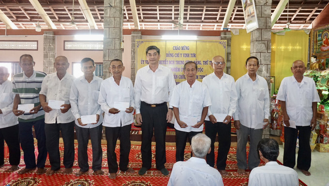 Đồng chí Y Vinh Tơr, Thứ trưởng, Phó chủ nhiệm Ủy ban Dân tộc tặng quà cho người có uy tín trong đồng bào dân tộc Khmer nhân dịp Tết cổ truyền Chôl Chnăm Thmây. Ảnh: Thanh Sang – TTXVN Ủy ban Dân tộc chúc mừng Tết cổ Chôl Chnăm Thmây của đồng bào dân tộc Khmer An Giang ảnh 5