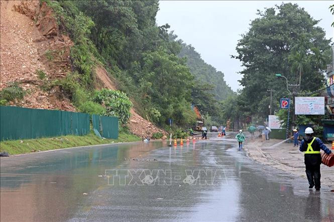 Các đơn vị chức năng đang nỗ lực khắc phục sạt lở trên tuyến đường QL6. Ảnh: Thanh Hải - TTXVN Hòa Bình: Mưa lớn gây sạt lở tại nhiều nơi, giao thông trên tuyến Quốc lộ 6 bị ách tắc ảnh 2