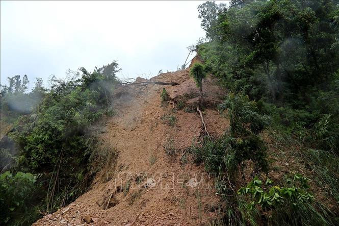 Điểm sạt lở tại QL6 cao khoảng 30m. Ảnh: Thanh Hải - TTXVN Hòa Bình: Mưa lớn gây sạt lở tại nhiều nơi, giao thông trên tuyến Quốc lộ 6 bị ách tắc ảnh 1