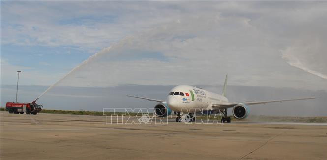 Máy bay mang số hiệu QH9451 của Hãng Hàng không Bamboo Airways đáp sân bay Cam Ranh cùng với 293 du khách đến tham quan, nghỉ dưỡng tại Khánh Hòa. Ảnh: Phan Sáu - TTXVN Khánh Hòa bắt đầu đón du khách quốc tế sau gần 2 năm ngưng trệ vì dịch COVID-19 ảnh 2