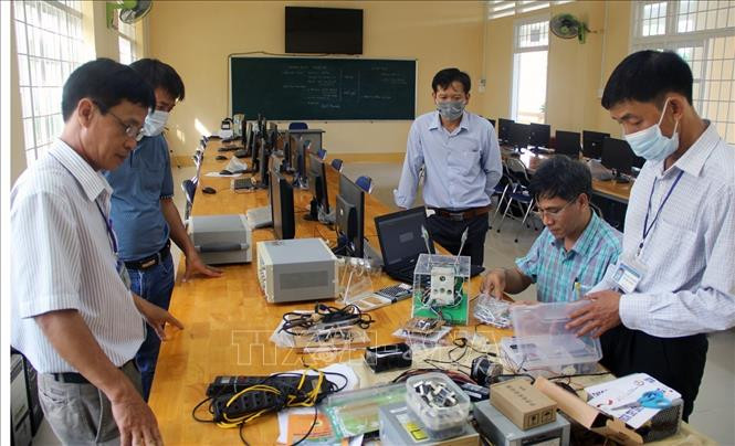 Dịch COVID-19: Thầy giáo trường dạy nghề với sáng kiến làm máy trợ thở ảnh 3