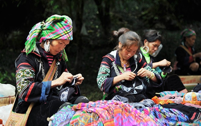 Nghề dệt thổ cẩm thủ công truyền thống ở thị xã Sa Pa (Lào Cai) góp phần nâng cao thu nhập cho người dân. Ảnh:nhandan.vn Lào Cai lồng ghép giới và công bằng xã hội trong phát triển du lịch ảnh 1