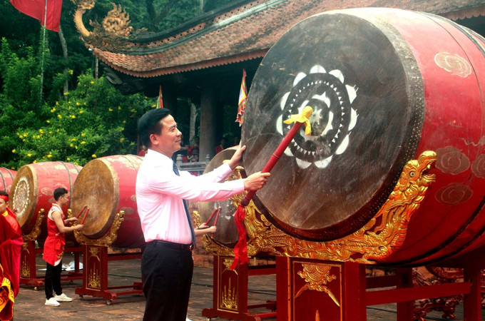 Đồng chí Đỗ Trọng Hưng, Ủy viên Trung ương Đảng, Bí thư Tỉnh ủy, Chủ tịch HĐND tỉnh Thanh Hóa đánh trống khai hội Lam Kinh 2022. Ảnh: Nguyễn Nam-TTXVN Khai hội Lễ hội Lam Kinh năm 2022 ảnh 2