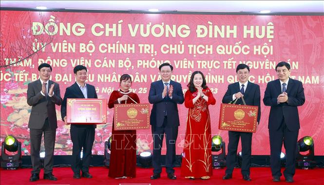 Chủ tịch Quốc hội Vương Đình Huệ tặng quà Báo Đại biểu nhân dân và Truyền hình Quốc hội Việt Nam. Ảnh: Doãn Tấn - TTXVN Chủ tịch Quốc hội Vương Đình Huệ thăm, chúc Tết Báo Đại biểu nhân dân, Truyền hình Quốc hội Việt Nam ảnh 1