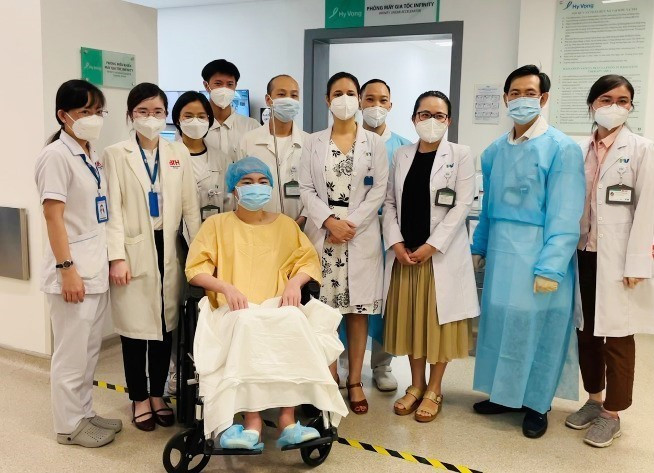 Bệnh nhân Võ Minh Bảo (sinh năm 2005, ngụ tại quận Gò Vấp, Thành phố Hồ Chí Minh) cùng đội ngũ y bác sĩ Bệnh viện FV sau khi thực hiện xạ trị toàn thân. Ảnh: TTXVN phát Lần đầu tiên ứng dụng xạ trị toàn thân điều trị ung thư ảnh 1