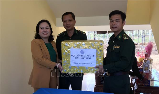 Hội Liên hiệp Phụ nữ tỉnh Kon Tum thăm, chúc Tết, tặng quà cho cán bộ, chiến sĩ tại các Đồn biên phòng của huyện Đăk Glei và Ngọc Hồi. Ảnh: Khoa Chương - TTXVN Kon Tum triển khai các hoạt động "Đồng hành cùng phụ nữ biên cương năm 2022" ảnh 2