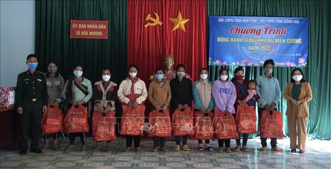 Từ nguồn kinh phí hỗ trợ của Hội Liên hiệp Phụ nữ tỉnh Đồng Nai, và Hội Liên hiệp Phụ nữ tỉnh Kon Tum trao tặng quà cho phụ nữ nghèo tại xã biên giới Đăk Nhoong, huyện Đăk Glei. Ảnh: Khoa Chương - TTXVN Kon Tum triển khai các hoạt động "Đồng hành cùng phụ nữ biên cương năm 2022" ảnh 3