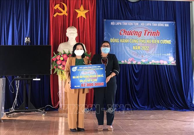 Từ nguồn kinh phí hỗ trợ của Hội Liên hiệp Phụ nữ tỉnh Đồng Nai, và Hội Liên hiệp Phụ nữ tỉnh Kon Tum trao tặng mái ấm tình thương, mô hình sinh kế và nhà tiêu vệ sinh cho phụ nữ nghèo tại xã biên giới Sa Loong, huyện Ngọc Hồi. Ảnh: Khoa Chương - TTXVN Kon Tum triển khai các hoạt động "Đồng hành cùng phụ nữ biên cương năm 2022" ảnh 1