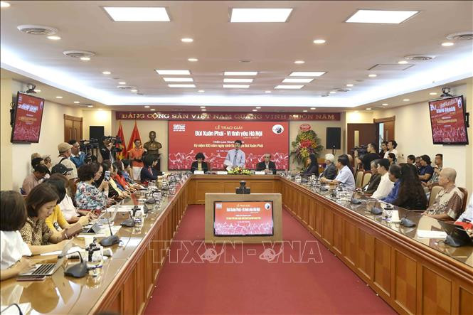 Toàn cảnh buổi lễ. Ảnh: Tuấn Đức – TTXVN Giải Bùi Xuân Phái – Vì tình yêu Hà Nội: Vinh danh Nhạc sỹ Phú Quang ở Giải thưởng lớn ảnh 3