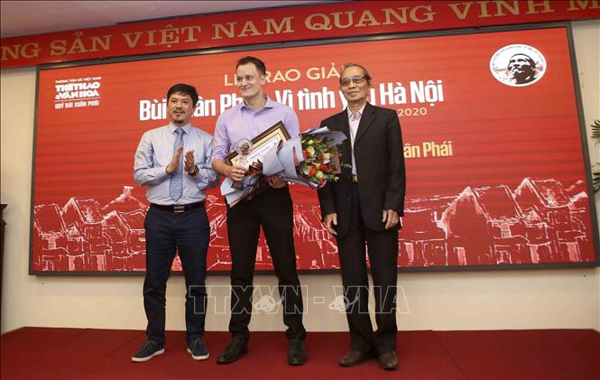 Trao Giải tác phẩm - Vì tình yêu Hà Nội cho tác giả Marko Nikolic với tiểu thuyết "Phố Nhà Thờ". Ảnh: Tuấn Đức - TTXVN Giải Bùi Xuân Phái – Vì tình yêu Hà Nội: Vinh danh Nhạc sỹ Phú Quang ở Giải thưởng lớn ảnh 1
