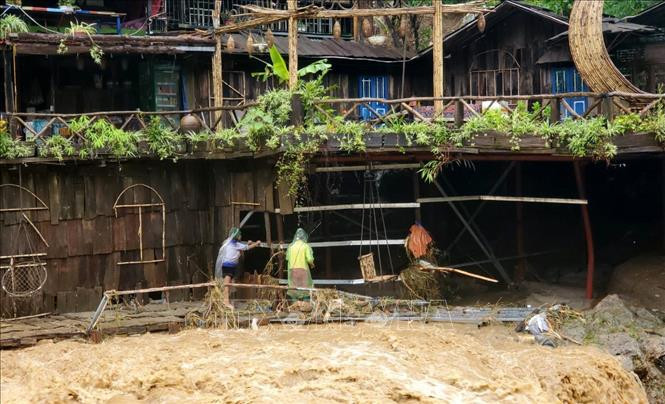 Người dân làm du lịch cộng đồng tại bản Cát Cát (Sa Pa) khắc phục hậu quả do mưa lũ gây ra. Ảnh: Quốc Khánh - TTXVN Mưa lũ gây nhiều thiệt hại tại Lào Cai ảnh 3